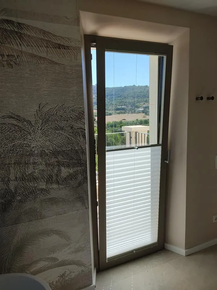 Cortinas dobles de visillo y oscurecimiento en dormitorio moderno