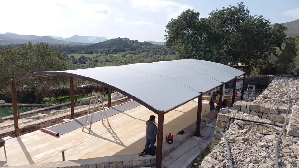 Cubierta textil curva a medida durante su instalación en una finca de Mallorca