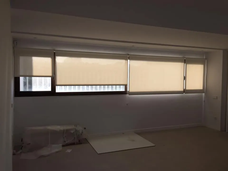 Estores enrollables tipo screen en salón de obra nueva