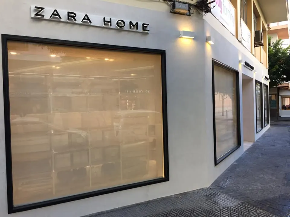 Estores técnicos instalados en los escaparates de un local comercial en Mallorca