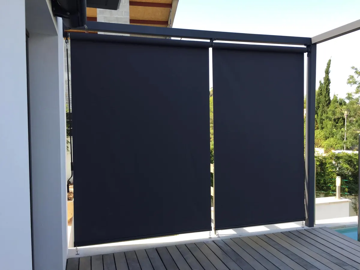 Estores verticales exteriores grises como cerramiento cortavientos de pérgola