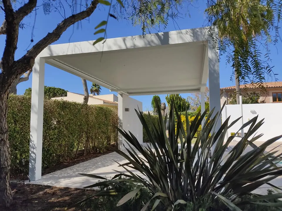 Pérgola bioclimática blanca de lamas junto a una piscina en Pollença