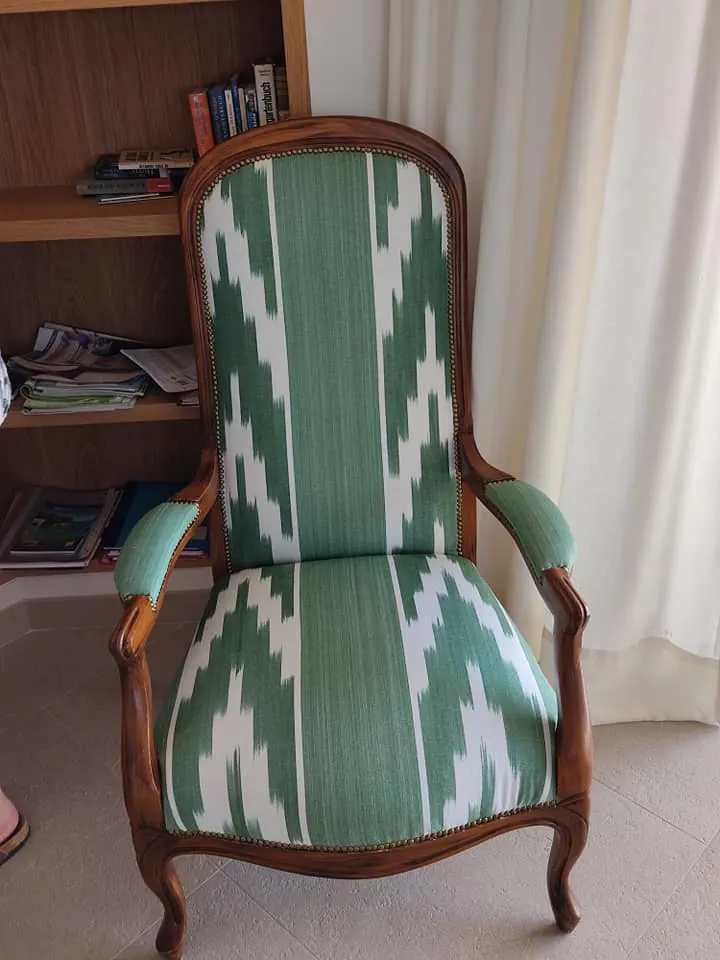 Sillón antiguo restaurado con tapizado de tela de llengües