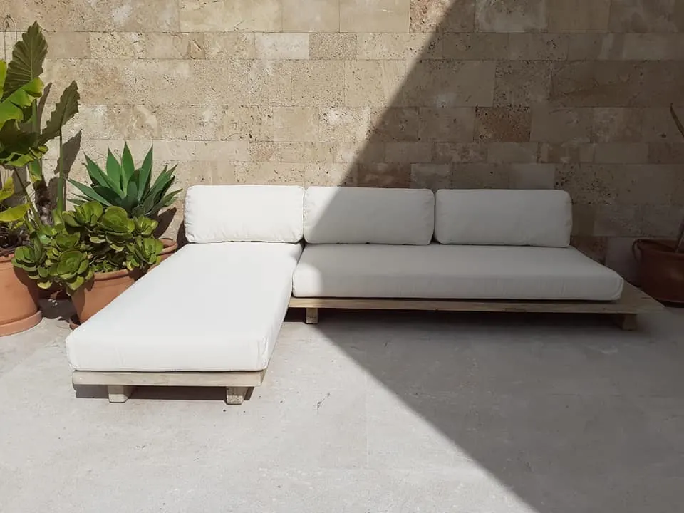 Sofá de exterior a medida tapizado por Andreu Pol en una terraza de Mallorca