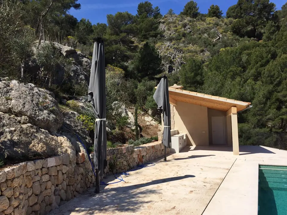 Sombrillas de gran formato junto a piscina en la Serra de Tramuntana