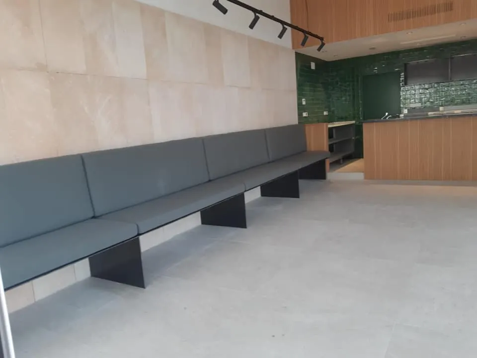 Banco corrido tapizado en gris para local de hostelería
