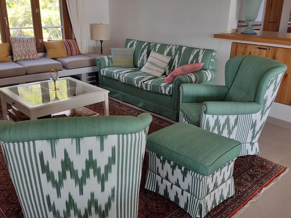 Conjunto de sofá y sillones tapizados con tela ikat mallorquina
