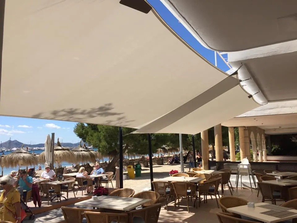 Toldo de gran formato en terraza de restaurante en primera línea de playa