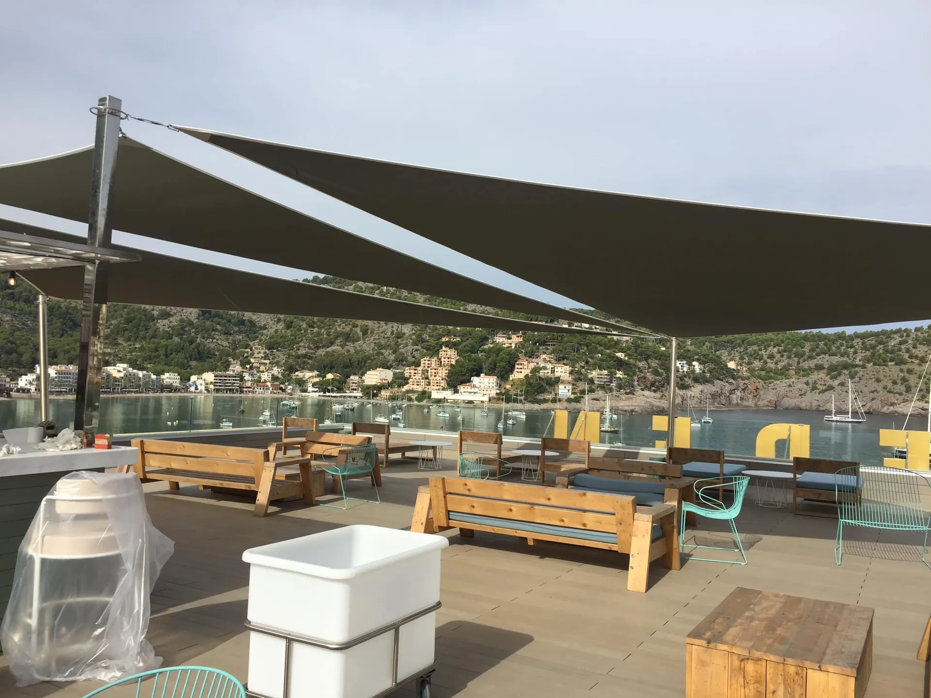 Velas tensadas sobre terraza chill-out con vistas al Port de Sóller