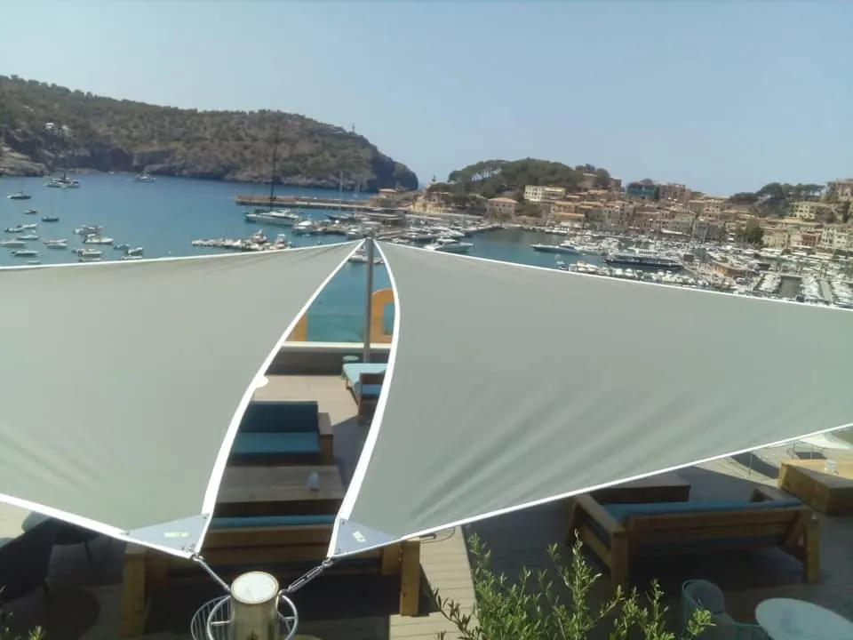 Velas de sombra tensadas con el puerto de Sóller al fondo